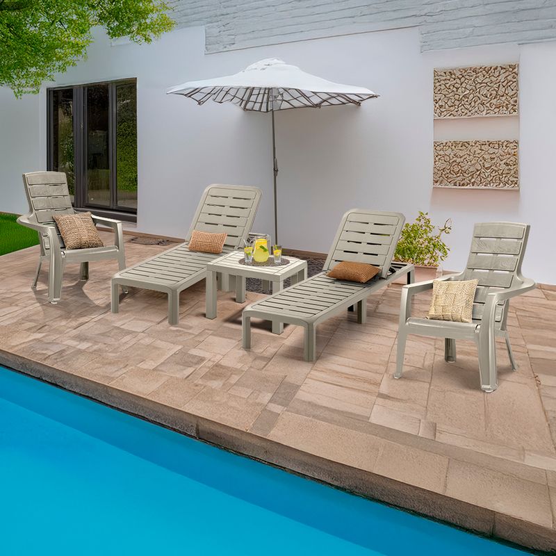 IMG_102880_ok_f_2-Camas-Asoleadoras-Baru-Taupe--13744--con-1-Mesa-Rectangular-Taupe---2-playeras-Taupe-amb